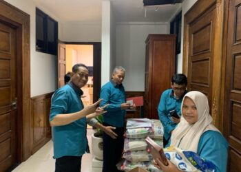 150 paket bingkisan di bagikan Fraksi Gerindra untuk keluarga besar DPRD Jatim
