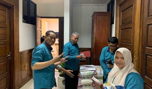 150 paket bingkisan di bagikan Fraksi Gerindra untuk keluarga besar DPRD Jatim