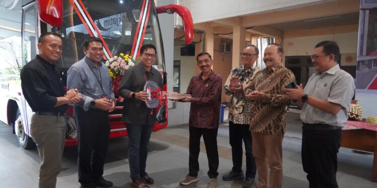 Bank Jatim serahkan satu unit armada bus ke Untag Surabaya