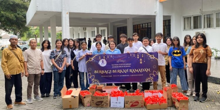 Siswa-siswi NSA bagikan 1500 paket takjil ke pengguna jalan