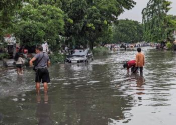 Banjir di Surabaya karena cuaca ekstrem, saluran tersumbat bangli dan sampah