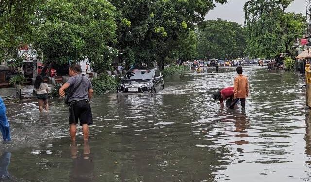 Banjir di Surabaya karena cuaca ekstrem, saluran tersumbat bangli dan sampah