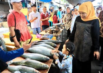 Kunjungi Pasar Bandeng Gresik bersama Cucu, Gubernur Khofifah kenalkan tradisi sejak dini