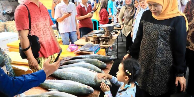 Kunjungi Pasar Bandeng Gresik bersama Cucu, Gubernur Khofifah kenalkan tradisi sejak dini