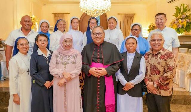 Keuskupan Surabaya berbaur dengan masyarakat hadiri open house di kediaman Gubernur Khofifah