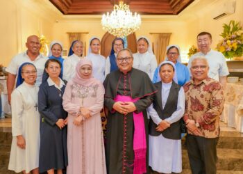 Keuskupan Surabaya berbaur dengan masyarakat hadiri open house di kediaman Gubernur Khofifah