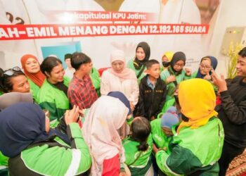 Driver ojol perempuan datangi open house di kediaman Gubernur. Khofifah: Mereka dekat dihati saya