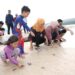 Bersama keluarga, Khofifah lepas puluhan Tukik di Pulau Tabuhan Banyuwangi