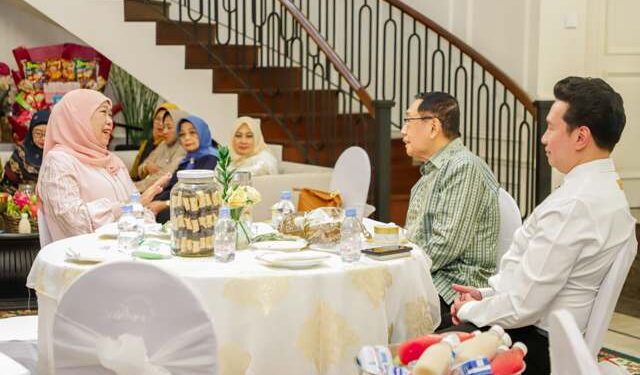Terima Alim Markus saat silaturrahmi di kediaman, Khofifah titip pesan agar jangan ada PHK di Jawa Timur