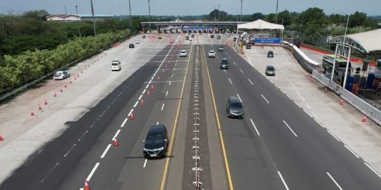 Arus balik dari timur, Tol Cikampek lakukan oneway dan tambah gardu
