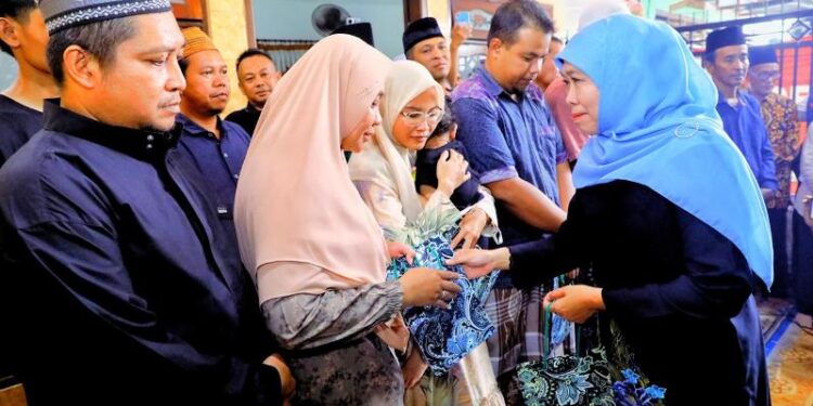 Gubernur Khofifah takziah dan berikan santunan duka cita pada keluarga Korban tanah longsor Jalur Pacet-Cangar