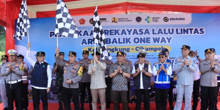 Kapolri Flag off Oneway Nasional arus balik dari arah timur Tol Trans Jawa