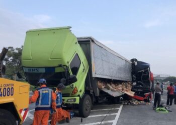 Kecelakaan Bus AKAS vs Truk Kontainer di Tol Gempol-Pasuruan