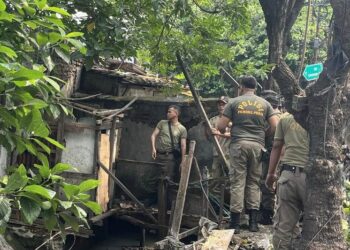 Satpol PP Surabaya tertibkan PKL Pegirian dan bangunan liar Indrapura
