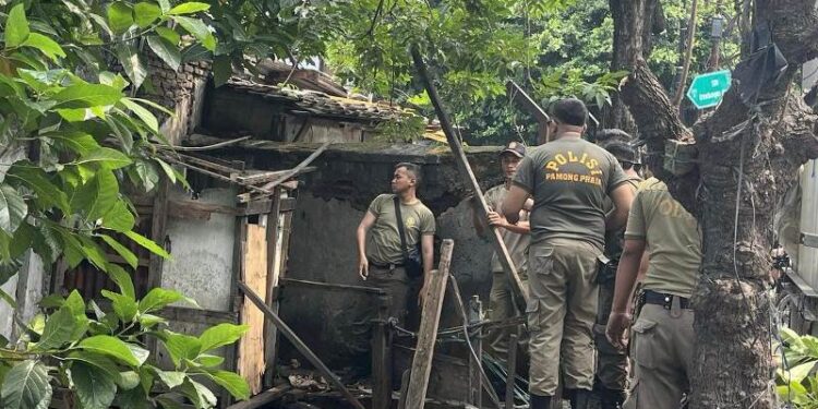 Satpol PP Surabaya tertibkan PKL Pegirian dan bangunan liar Indrapura
