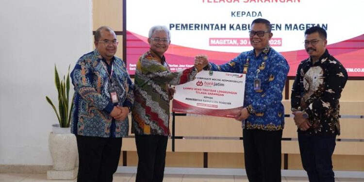 Percantik trotoar Telaga Sarangan, Bank Jatim serahkan CSR lampu hias