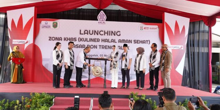 Dukung pertumbuhan UMKM Halal, Bank Jatim sinergi dengan Pemkab Trenggalek launching Zona KHAS Pasar Pon