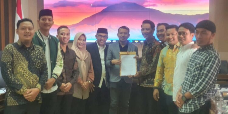 Audensi dengan Komisi C, Cipayung plus Jatim minta pembentukan BUMD Pangan dan Tranportasi, serta revisi Perda No.8 Tahun 2019