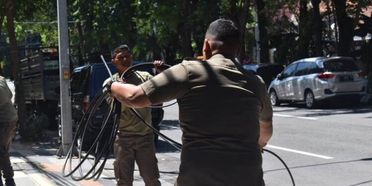 Penertiban kabel utilitas berbahaya, ilegal, dan semrawut di Surabaya