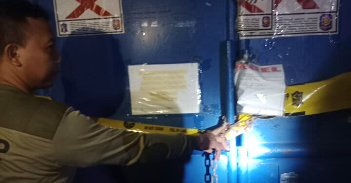 Tak hanya disegel, kini gudang CV Sentoso Seal dirantai dan digembok  