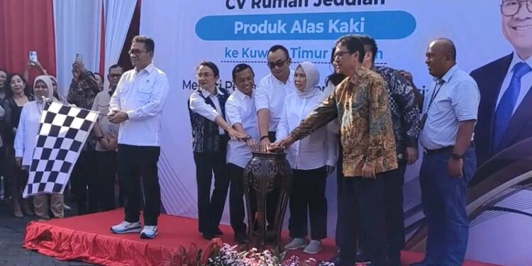 Nasabah binaan Bank Jatim, CV Rumah Jeddiah, sukses Ekspor 8 ribu pasang alas Kaki