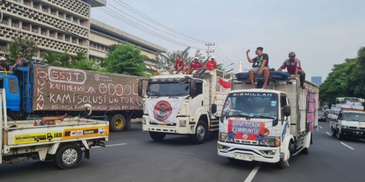 Ratusan truk tutup jalan Pahlawan tolak kebijakan ODOL