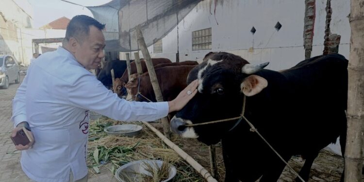 Potong 15 sapi dan 10 kambing, Cak YeBe bagikan daging kurban ke wartawan sampai petugas Damkar