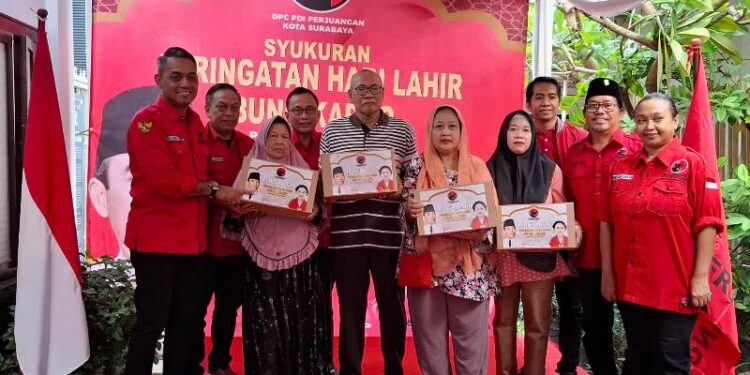 Peringati Harlah Bung Karno, PDIP Surabaya bagikan ratusan sembako ke warga Pandean: Nyalakan semangat gotong royong