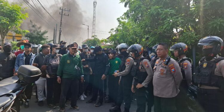 Massa Aliansi Anti Mafia Tanah Jatim kembali hadang upaya eksekusi lahan 9,8 hektar di Tambakoso Sidoarjo