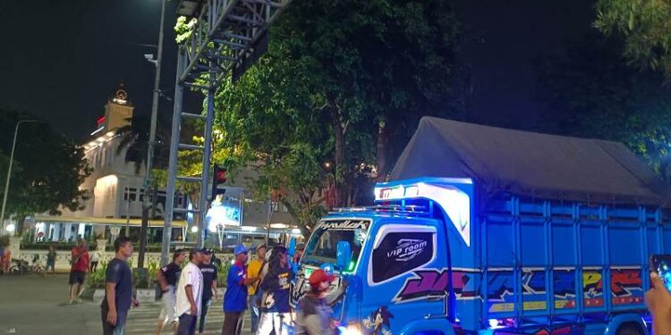 Sopir pengunjuk rasa hadang paksa truk yang beroperasional
