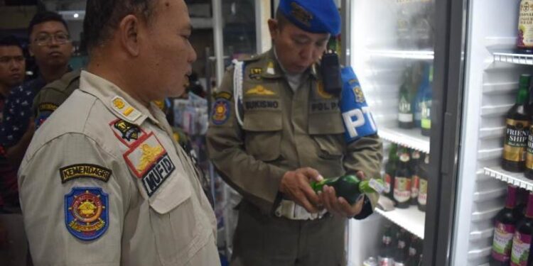 Satpol PP tindak toko miras tak berijin, puluhan botol barang bukti diamankan