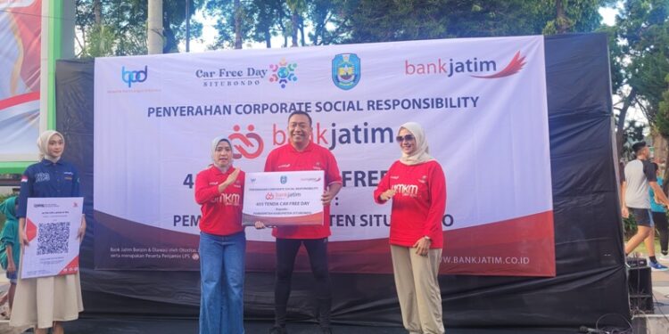 Dukung pertumbuhan ekonomi, Bank Jatim serahkan CSR tenda portabel untuk UMKM Situbondo