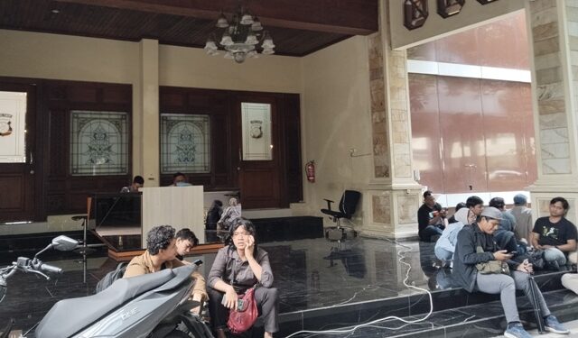 Lewat pintu belakang, Khofifah penuhi panggilan KPK di Mapolda Jatim