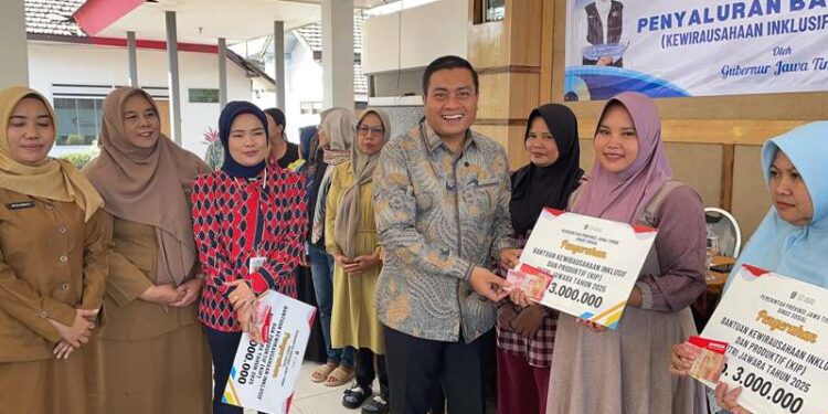 Haru dan antusias terima bantuan KIP Putri Jawara, politisi PKS: Ini langkah nyata atasi kemiskinan perempuan