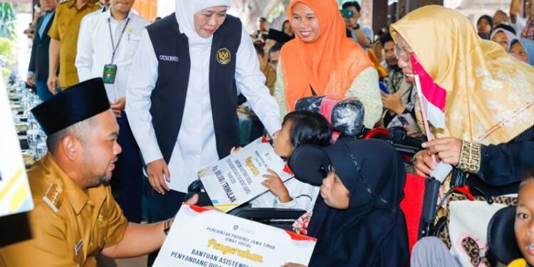 Salurkan Bansos pada masyarakat Gresik, Gubernur Khofifah: Manfaatkan bansos dengan benar dan jangan gunakan untuk Judol