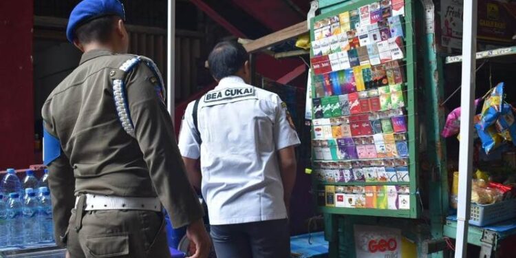 Rokok tak bercukai sasaran razia Satpol PP Surabaya dan Bea Cukai