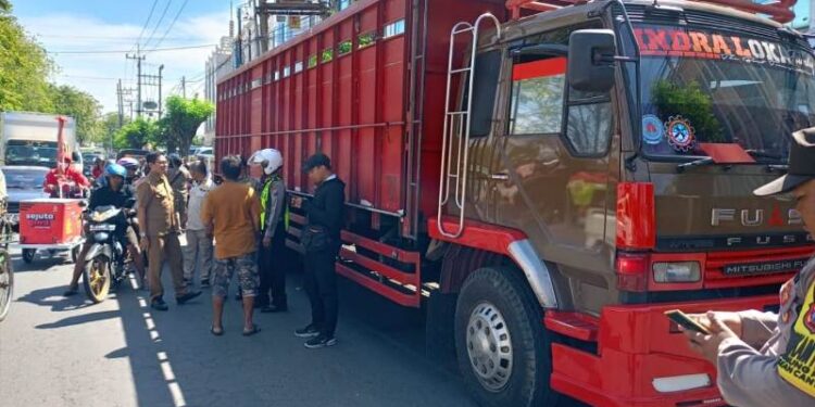 Resahkan warga, truk parkir sembarangan di Jl. Semut Baru ditertibkan