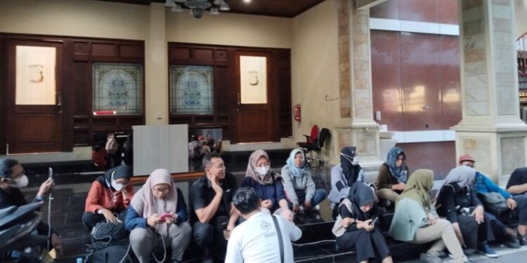 Sudah 7 jam lebih, Khofifah masih jalani pemeriksaan di Mapolda Jatim