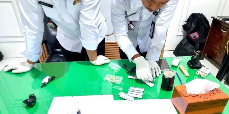Lagi-lagi modus lempar dari luar tembok: Upaya penyelundupan narkoba di Lapas