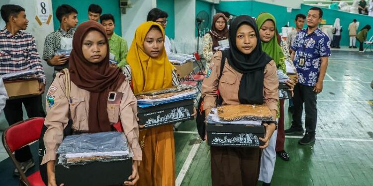 6 ribuan pelajar miskin SMA/SMK Surabaya dapat seragam sekolah gratis