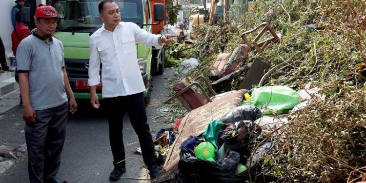 Pemkot Surbaya kewalahan tangani sampah sisa kerja bakti