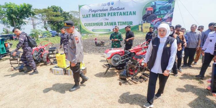Serahkan bantuan alsintan pada Gapoktan, Gubernur Khofifah pastikan Jatim siap jadi pilar Ketahanan Pangan Nasional