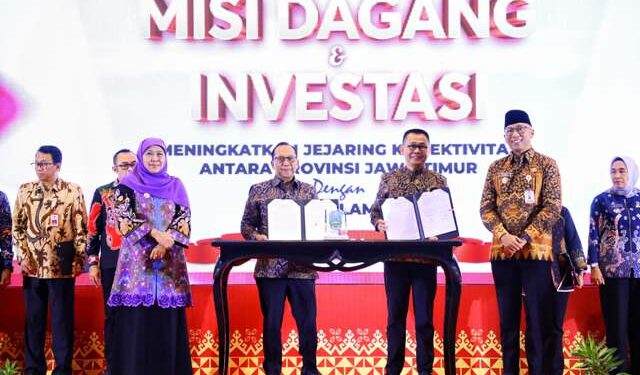 Saksikan penandatanganan KUB Bank Jatim-Bank Lampung, Khofifah: Perkuat konektivitas ekonomi antar Bank Daerah
