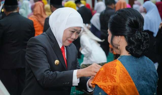 Sematkan Satyalancana Karya Satya kepada 600 ASN Pemprov Jatim, Gubernur: Jadikan pelecut semangat kinerja berdampak