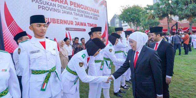 Kukuhkan 76 anggota Paskibraka, Gubernur Khofifah: Teguhkan dedikasi terbaik untuk Merah Putih dan Negara