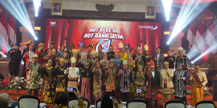 Rayakan HUT ke- 80 RI dan HUT ke- 64 Bank Jatim, Jatimers kompak Tampilkan Defile dan Gaungkan Semangat Kebersamaan