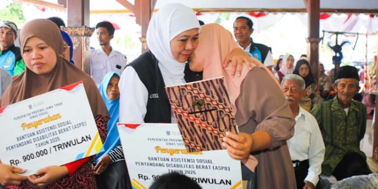 Gubernur Khofifah salurkan Rp 5,7 Miliar Bansos dan Zakat Produktif di Kabupaten Blitar, jadi penguat sosial ekonomi masyarakat