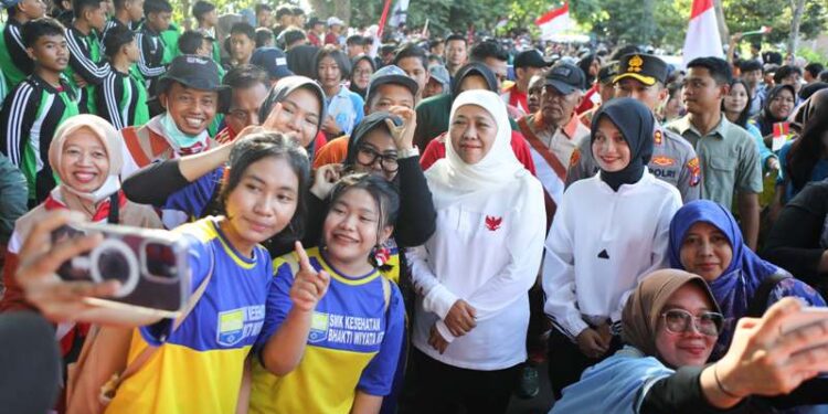 Jalan Sehat bersama puluhan ribu murid dan Guru Se-Kediri, Gubernur Khofifah tegaskan SMA/SMK/SLB Negeri Se-Jatim bebas pungli dan terus tingkatkan prestasi