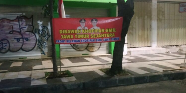 Muncul spanduk bertebaran dijalanan kota Surabaya, dukung Khofifah Emil tolak aksi pemakzulan