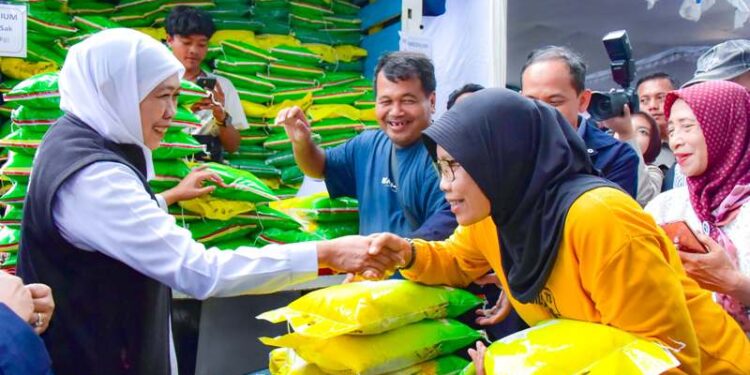 Jaga keterjangkauan harga kebutuhan bahan pokok masyarakat, Gubernur Khofifah gelar pasar murah di Kota Malang 